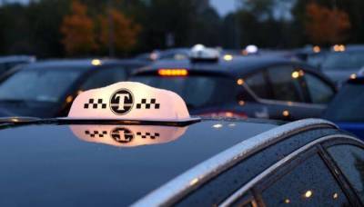 В Латвии за год уволились свыше 1000 таксистов: давят налоги и латышский язык