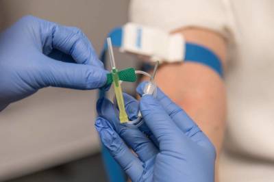 Российские иммунологи рассказали о необходимости сдачи анализа крови перед вакцинацией от COVID-19