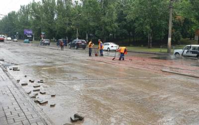 Мариуполь залило водой: движение транспорта ограничили, свет отключили