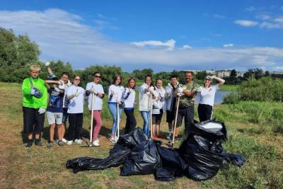 Больше 10 кг мусора собрали молодогвардейцы на берегах реки Питьба