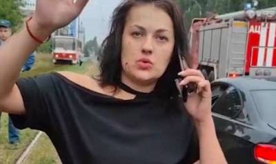 В Липецке пьяная женщина устроила жуткое ДТП, а после весело спела на камеру