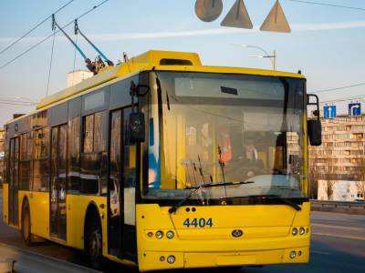 В Киеве пассажиры толкали сломавшийся троллейбус и врезались во внедорожник. Видео