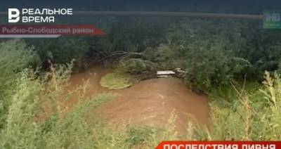 В Татарстане жители одного из сел второй день устраняют последствия урагана — видео
