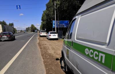 Под Тверью прямо на дороге арестовали БМВ Х5, хозяин которого должен 600 тысяч рублей