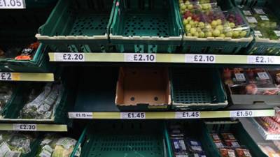 Полки магазинов в Великобритании опустели из-за коронавируса - фото