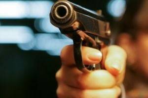 Автохам в Киеве угрожал мужчине пистолетом на глазах у жены и ребёнка