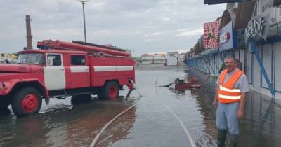 Потоп в Одессе: на рынке "7-й километр" залило павильоны (фото, видео)