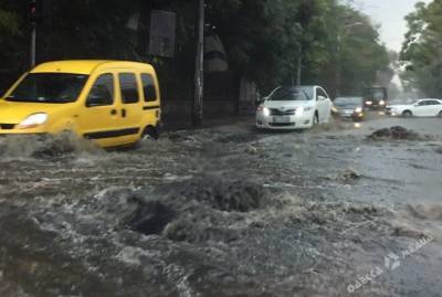 В Одессе ищут мужчину, которого потоки воды носили по улицам