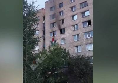 В Петербурге засняли момент смертельного падения из окна спасавшейся от пожара женщины