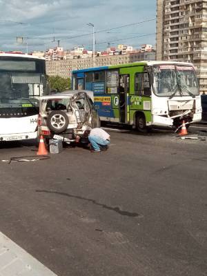 На Володарском мосту произошли сразу две аварии, есть пострадавшие