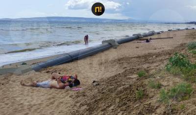 В Феодосии протянули канализацию поперек популярного пляжа