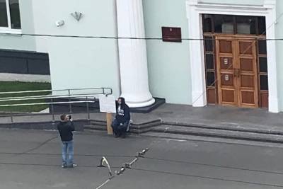 В Петрозаводске прошёл одиночный пикет у здания правительства