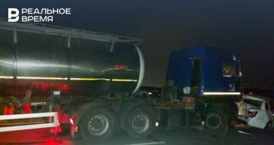 Под Казанью произошло ДТП — на трассе грузовик сбил мужчину, который вышел из автомобиля
