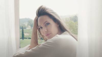 Джоли впечатлила внешностью в стильном сарафане с декольте: "Энджи снова в деле"