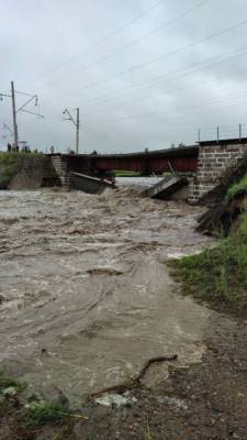 Из-за проливных дождей рухнул железнодорожный мост