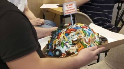 В Новосибирске депутаты подарили ГК «ВИС» торт в виде мусора в честь пятилетия концессии
