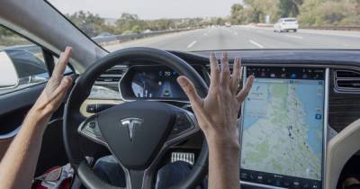 Компанию Tesla обвиняют в том, что новая версия ее автопилота небезопасна (видео)