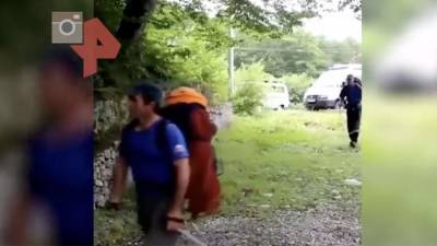 Спасатели пешком добираются до попавших под камнепад в КБР туристов