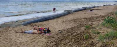 Отдыхающих в Крыму возмутила канализационная труба посреди пляжа