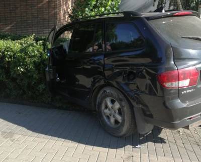 Автомобиль вылетел на тротуар в центре Рязани