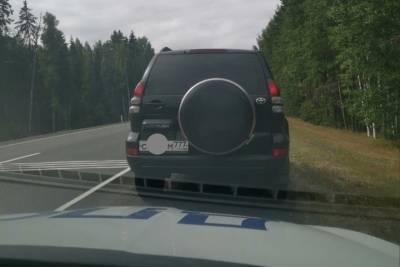 Москвича на Land Cruiser Prado поймал скрытый патруль в Карелии