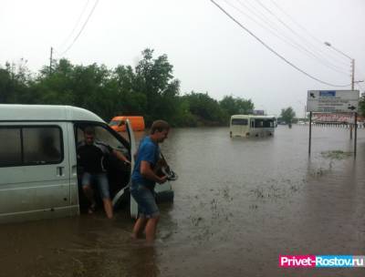 Улицы Ростова-на-Дону ушли под воду после мощнейшего ливня 22 июля