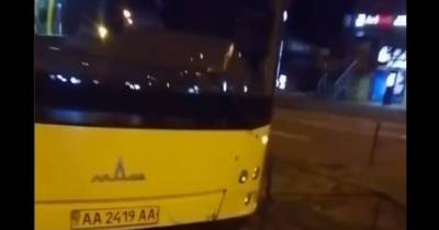 В Киеве мужчина напал на водителя автобуса во время движения (видео)