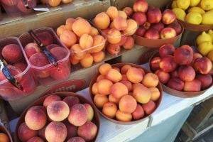 В Украине начался сезон персиков: где найти дешевле