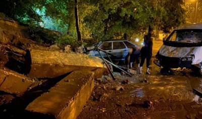 В Ростове на проспекте Стачки рухнула стена из-за мощного ливня