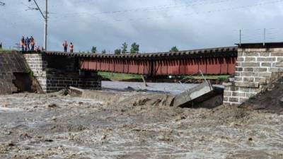 Железнодорожный мост рухнул в Забайкалье из-за аномальных ливней — видео