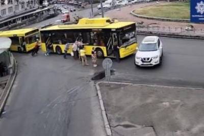 В Киеве пассажиры толкали застрявший троллейбус и не заметили, как он въехал в Nissan