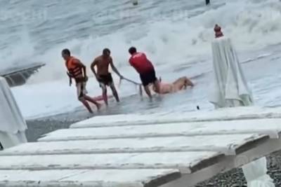 Сочинские спасатели силком вытащили туристку из моря