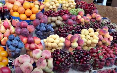 Начнете светиться в темноте: на базарах и ярмарках Украины продают ягоды с радиацией, подробности