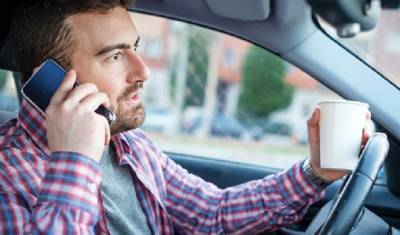 Любителей болтать по телефону за рулём предлагают наказывать строже