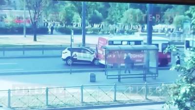 Видео: машина такси врезалась в маршрутку на проспекте Ветеранов