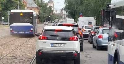 Водитель Rīgas satiksme совершил агрессивный маневр, объезжая "пробку"