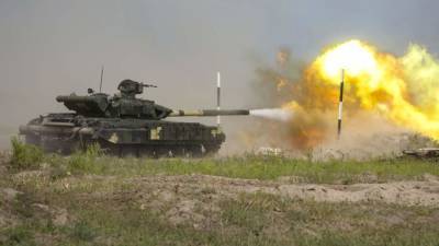 На Украине танк во время учений случайно обстрелял село