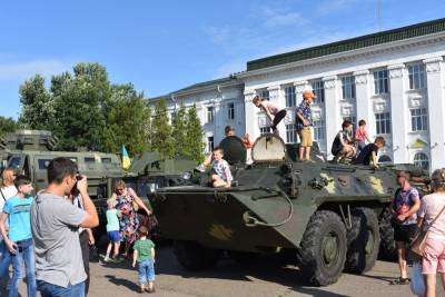 Митинг, концерт и выставка военной техники: Северодонецк отметил 7-ю годовщину освобождения