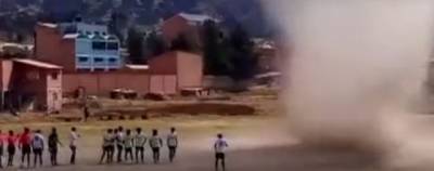 Во время матча мощный смерч ворвался на футбольное поле и поднял футболиста (ВИДЕО) - enovosty.com - США - Боливия