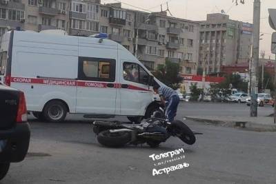 В Астрахани мотоциклист врезался в машину скорой помощи