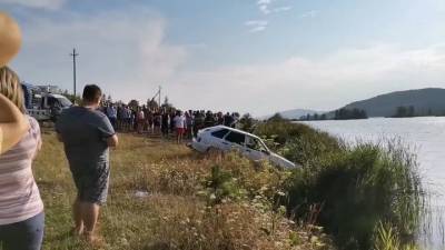 Пропавшую на Урале два дня назад девушку нашли мертвой в автомобиле на дне пруда