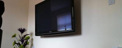 В Новосибирске на 3-летнего ребенка со стены упал телевизор