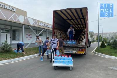 Активисты единого волонтерского штаба передали питьевую воду больнице в Каспийске