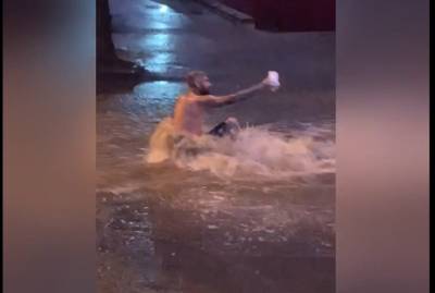 Из-за постоянных отключений воды ростовчане начали купаться на улице под дождем