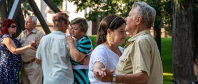 В Театральном сквере и парке Веселка Мариуполя проводят танцевальные вечера для пенсионеров