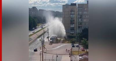 Фонтан воды забил на одной из улиц Петербурга из-за прорыва трубы