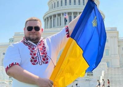 Андрей Клочко - «Слуга народа» позировал на фоне Капитолия в шлепанцах и с флагом Украины (фото) - sharij.net - США - Украина - Вашингтон