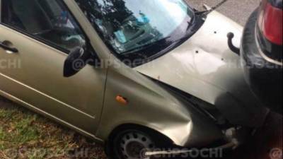 В Сочи женщина-водитель врезалась в припаркованную машину и погибла