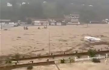 Сильные ливни привели к масштабным наводнениям в Турции