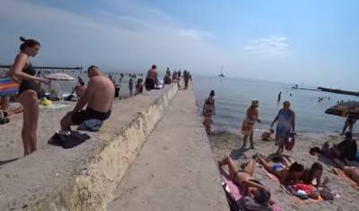 Семейная пара на одесском пляже возмутила отдыхающих, видео: "На глазах детей"